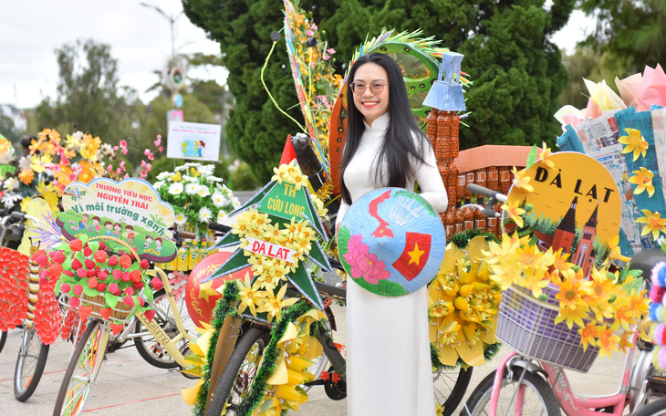 Học sinh nghỉ học buổi chiều để tham gia Festival hoa Đà Lạt - Ảnh 3.