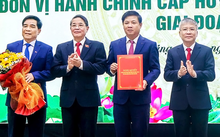 Ủy ban Thường vụ Quốc hội tiếp tục xem xét sáp nhập đơn vị cấp huyện, xã - Ảnh 2.