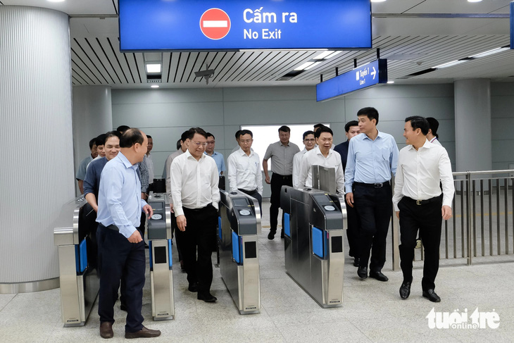 Thứ trưởng Bộ xây dựng đi metro số 1 Bến Thành - Suối Tiên - Ảnh 2.