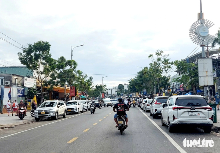 Phú Quốc làm gì để giảm xe ô tô đậu dưới lòng đường mùa cao điểm du lịch? - Ảnh 1.