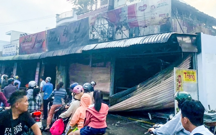 Nhân chứng vụ cháy nhà 2 người chết ở Tân Bình: Nhiều người đu ban công, leo qua nhà bên cạnh - Ảnh 6.