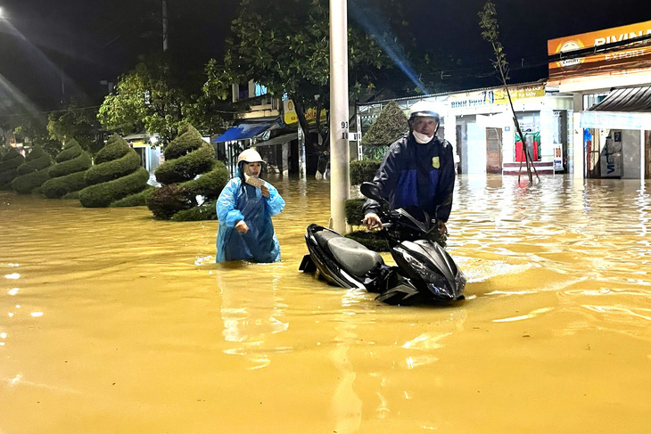 Khánh Hòa ra công điện khẩn chủ động ứng phó với mưa lớn, ngập lụt những ngày tới - Ảnh 1.