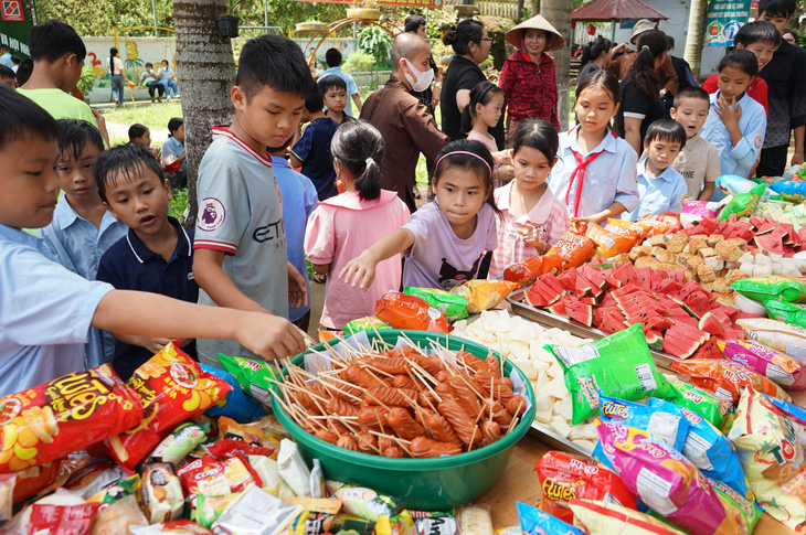 Cùng Báo Tuổi Trẻ mang Tết ấm áp đến học sinh vùng bão lũ - Ảnh 2.