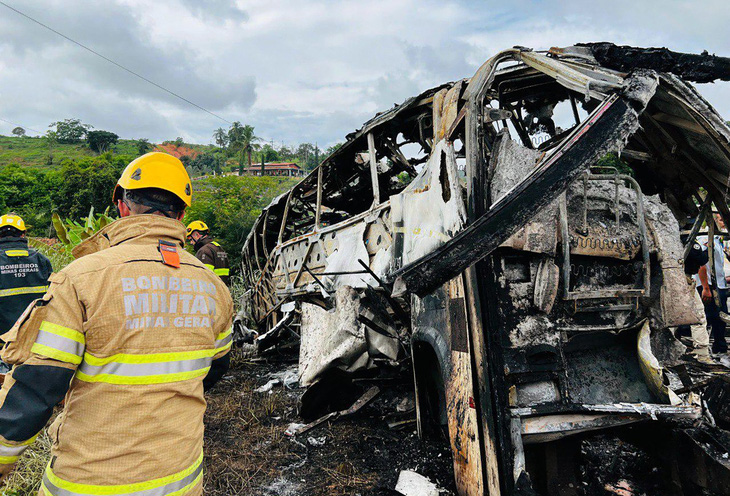 'Thảm kịch' tại Brazil: Khối đá rơi xuống từ xe tải trên cao tốc gây tai nạn, 38 người chết - Ảnh 1.