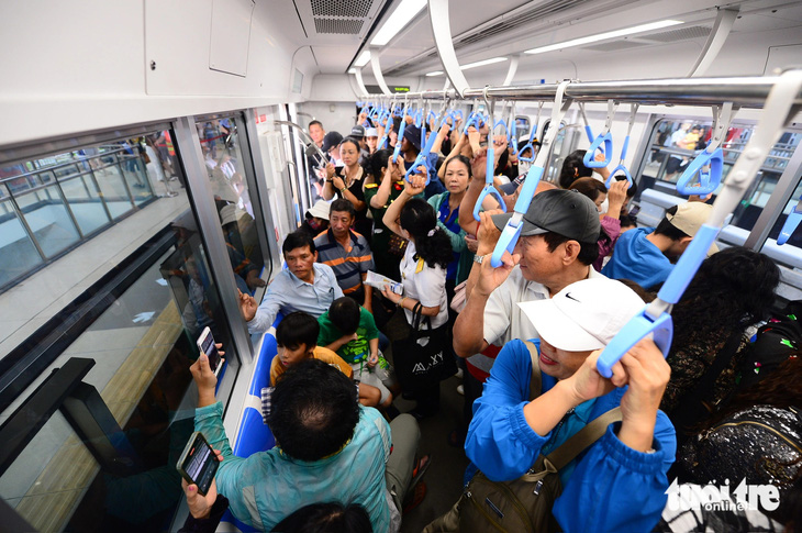 Ga Bến Thành chật cứng người dân muốn lên tàu metro số 1 - Ảnh 2.