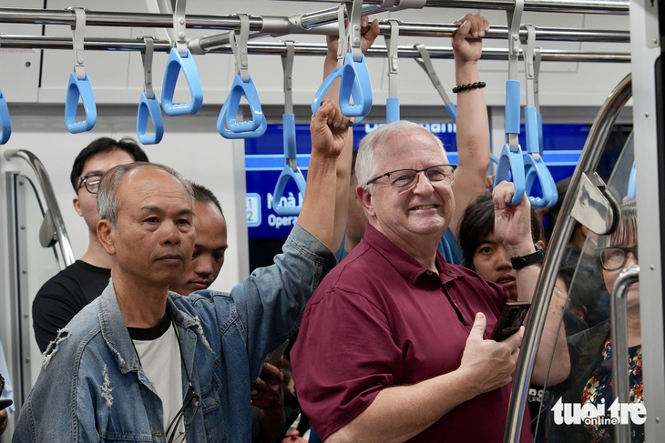 Ga Bến Thành chật cứng người dân muốn lên tàu metro số 1 - Ảnh 3.