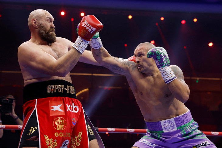 Lại thắng Tyson Fury, Oleksandr Usyk bảo vệ thành công đai hạng nặng - Ảnh 2.