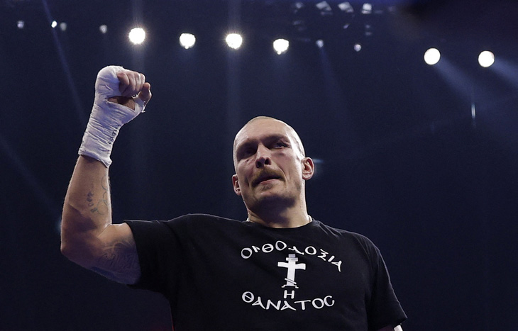 Lại thắng Tyson Fury, Oleksandr Usyk bảo vệ thành công đai hạng nặng - Ảnh 1.