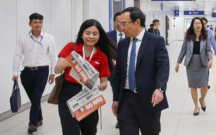 'Mỗi ngày metro chạy đến 200 chuyến, nên bà con thong thả trải nghiệm' - Ảnh 4.