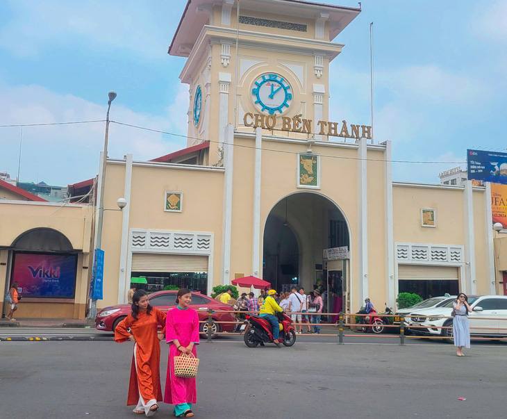 Chợ Bến Thành chộn rộn vào Tết, giới trẻ hóa 'nàng thơ' chụp ảnh từ sáng đến chiều - Ảnh 4.