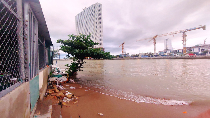 Sóng biển Nha Trang đánh dữ dội sạt lở cồn Nhất Trí, dân lo sợ đề nghị thành phố làm kè - Ảnh 4.