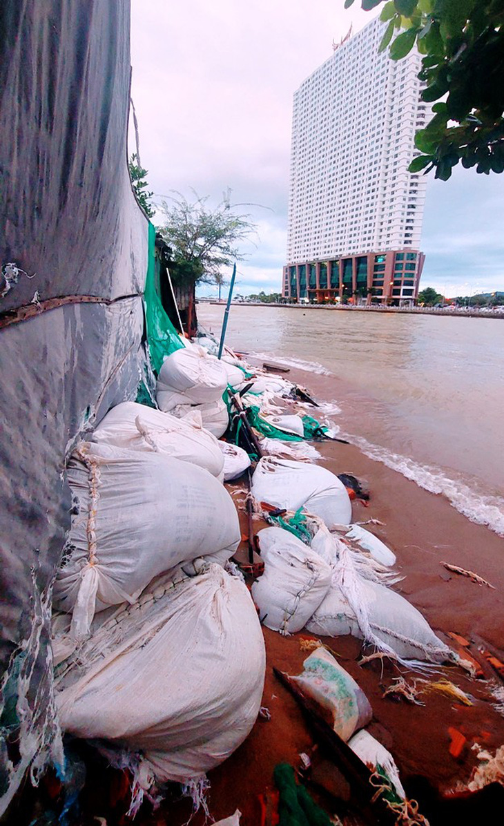 Sóng đánh sạt lở cồn Nhất Trí, dân lo sợ và đề nghị TP Nha Trang làm kè  - Ảnh 3.