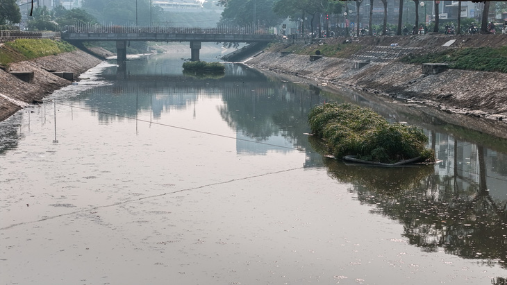 Sông Tô Lịch cùng nhiều dòng sông nội đô Hà Nội 'nín thở chờ cứu' - Ảnh 6.