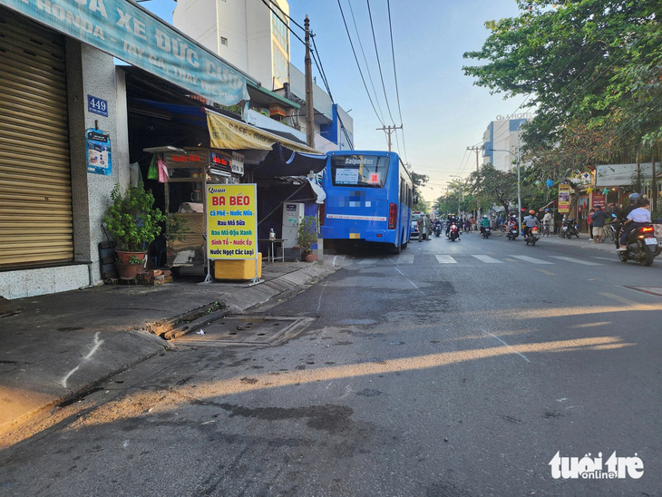 Xe buýt lao qua đường tông xe máy và xe đạp, hai người nhập viện - Ảnh 4.