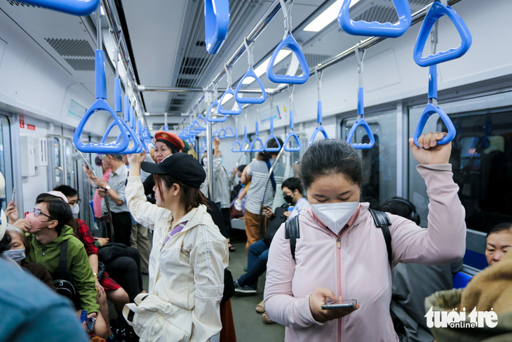 Nhiều người đi làm bằng metro, thói quen mới dần hình thành - Ảnh 1.