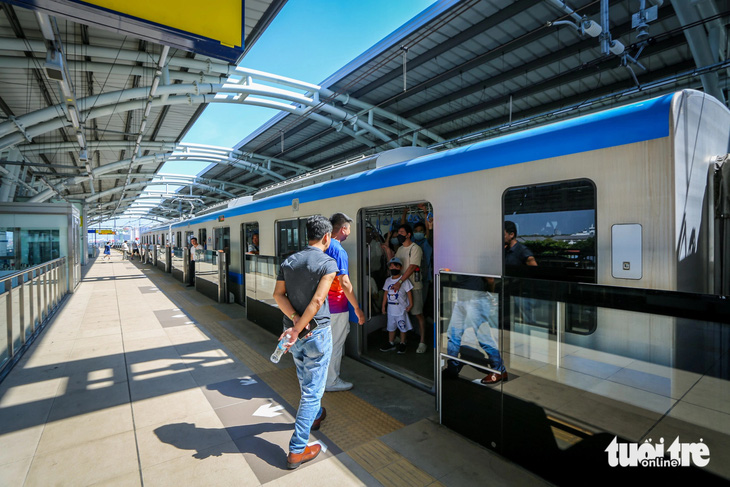 Nhiều người ở TP.HCM bắt đầu đi làm, đi học bằng metro - Ảnh 7.