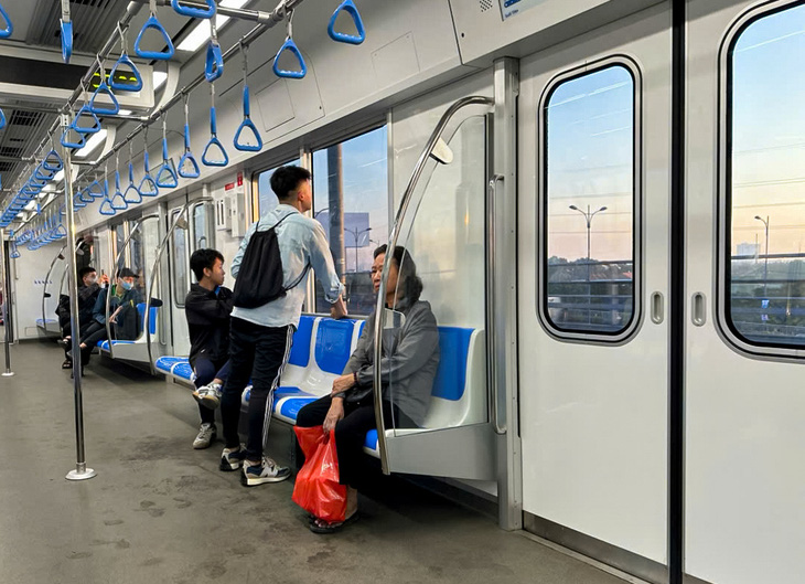 Nhiều người đi làm bằng metro, thói quen mới dần hình thành - Ảnh 2.