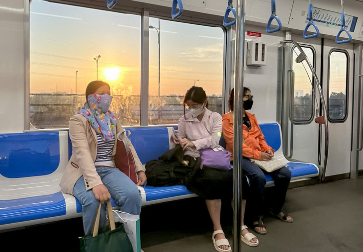 Nhiều người đi làm bằng metro, thói quen mới dần hình thành - Ảnh 3.