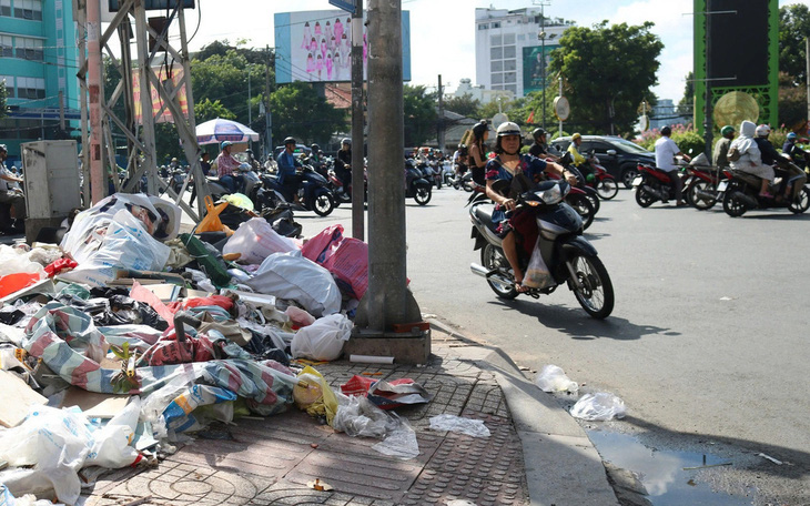 Vì sao người Việt chỉ bừa bãi, tùy tiện ở trong nước, còn ra nước ngoài rất nghiêm túc chấp hành? - Ảnh 2.