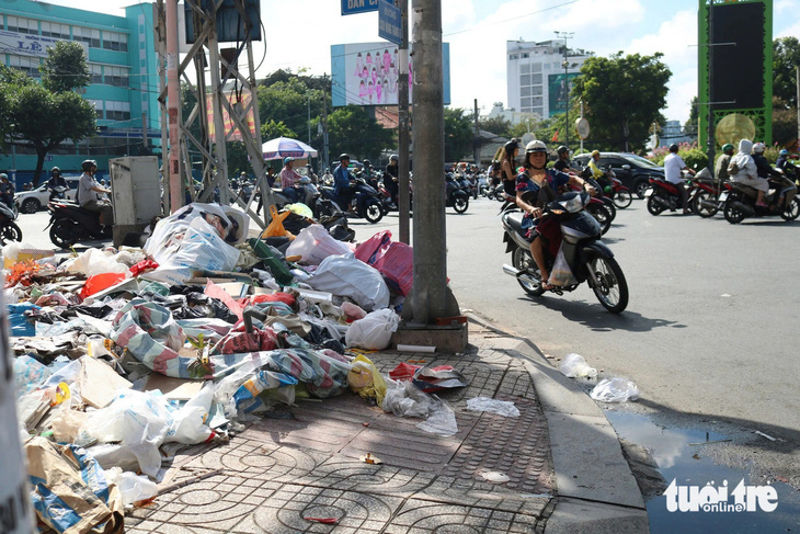 Bêu tên và phạt nặng mới ngăn ngừa được nạn xả rác - Ảnh 1.