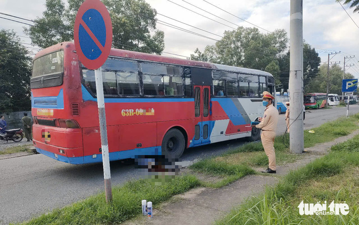 Dừng xe đạp nghe điện thoại, nữ công nhân bị xe khách lùi cán chết - Ảnh 2.