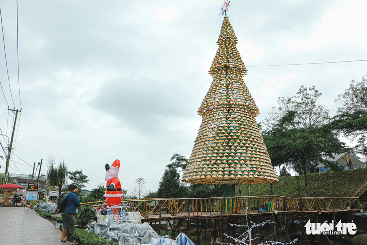  Đà Nẵng cũng có cây thông nón lá khủng trước đêm Noel - Ảnh 4.