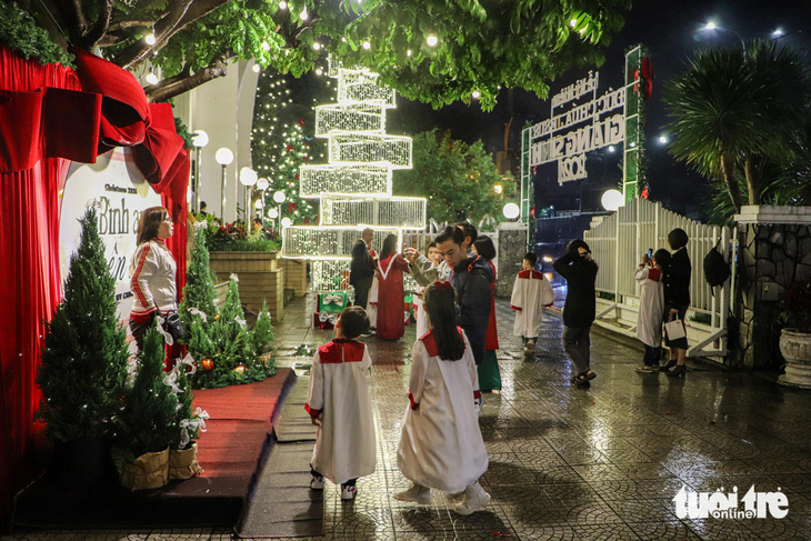 Nhà thờ Đà Nẵng lung linh đêm Noel, người dân đội mưa vui lễ - Ảnh 7.