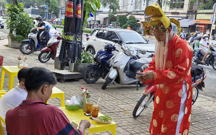 Đâu chỉ người bán vé số 'nài nỉ' người mua， có khi cũng gặp phải những 'va quẹt cố ý' của khách - Ảnh 2.