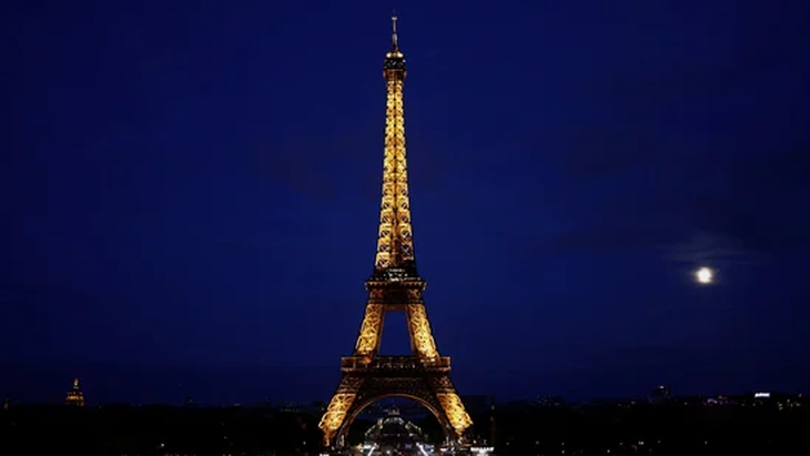 Cháy tại tháp Eiffel trước đêm Giáng sinh, cả ngàn người sơ tán - Ảnh 1.