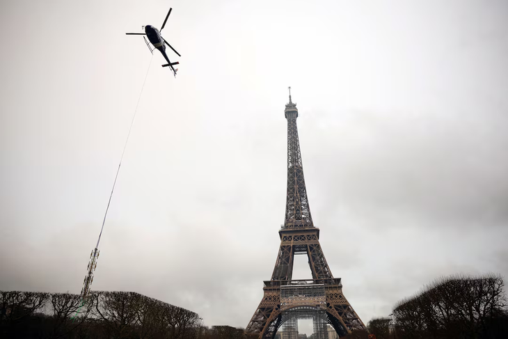 Cháy tại tháp Eiffel trước đêm Giáng sinh, cả ngàn người sơ tán - Ảnh 2.