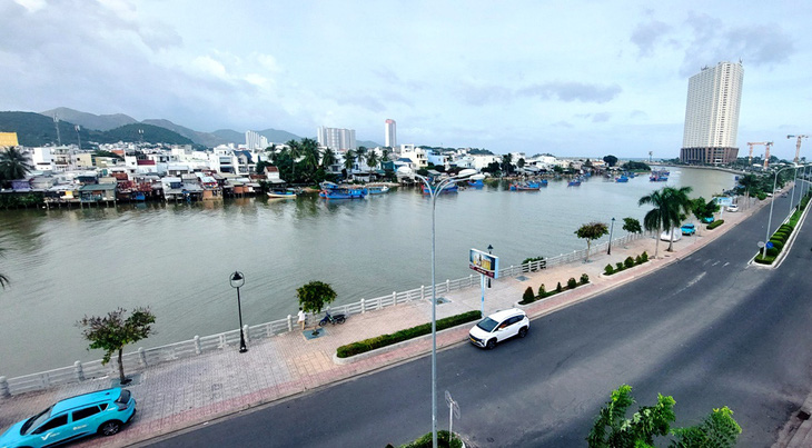 Sạt lở dân đang lo sợ ở Nha Trang: Thủ tướng chấp thuận xây kè hơn 21 năm, tỉnh chưa làm - Ảnh 1.