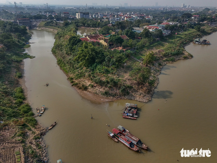 Hạ lưu sông Nhuệ đang bị bồi lắng đến khó tin - Ảnh 3.