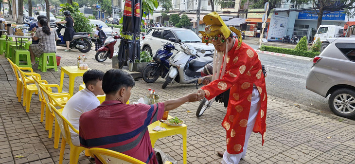 Tràn xuống đường, hóa trang thần tài bán vé số thoát ế ở miền Tây - Ảnh 5.