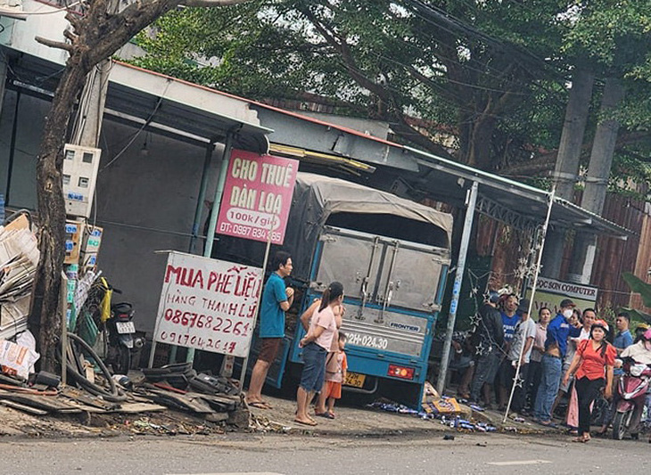 Xe tải va chạm xe chở công nhân ở Bà Rịa - Vũng Tàu, 2 người tử vong - Ảnh 2.