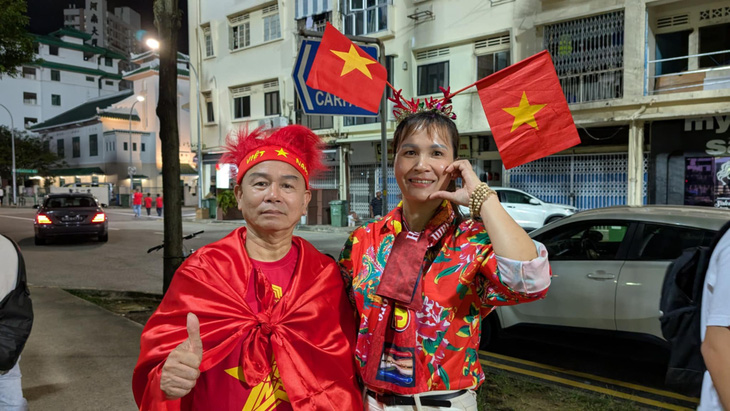 Cổ động viên Việt Nam trên khán đài Jalan Besar - Ảnh 3.