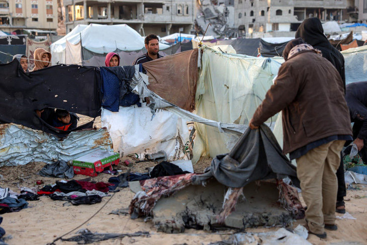 Ba trẻ em chết cóng khi tá túc trong lều trại ở Dải Gaza - Ảnh 1.