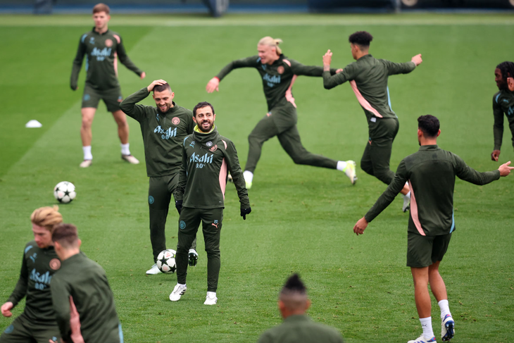 Man City ‘team-building’ tại sân tập trong đêm Giáng sinh - Ảnh 1.