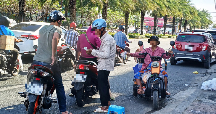 Tràn xuống đường và cải trang để… bán vé số ở miền Tây - Ảnh 1.