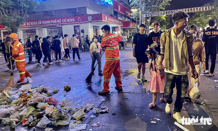 Hàng rong 'cơ động' ở phố đi bộ Nguyễn Huệ nên khó xử lý - Ảnh 1.