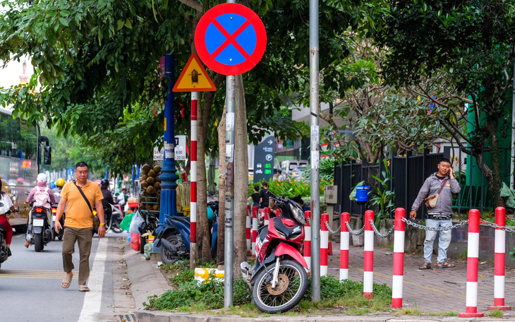 Cantavil An Phú tự ý rào chắn hàng trăm mét vỉa hè có đúng quy định? - Ảnh 2.