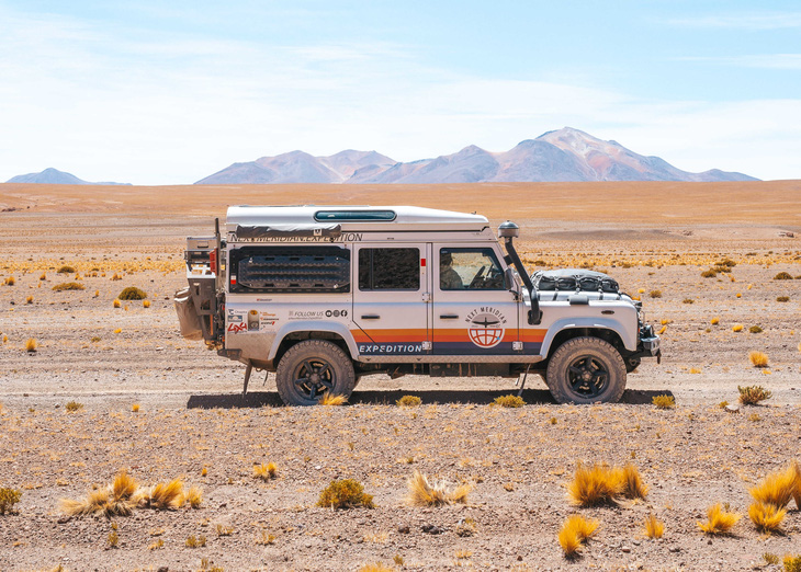 Sống trong Land Rover Defender: Không giường không nhà tắm nhưng... tiết kiệm tiền thuê nhà - Ảnh 2.