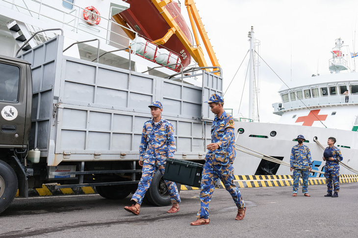 Mang không khí, ‘hơi ấm’ của Tết Nguyên đán ra Trường Sa - Ảnh 6.