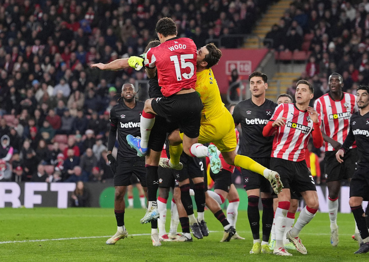 Thủ môn West Ham rời sân bằng cáng sau pha va chạm kinh hoàng - Ảnh 2.