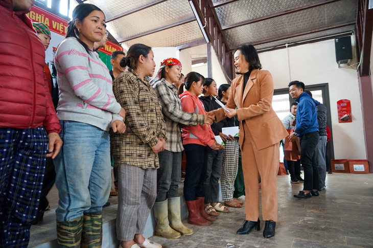 Mang con giống, thức ăn chăn nuôi "tiếp sức" nông dân Làng Nủ - Ảnh 3.