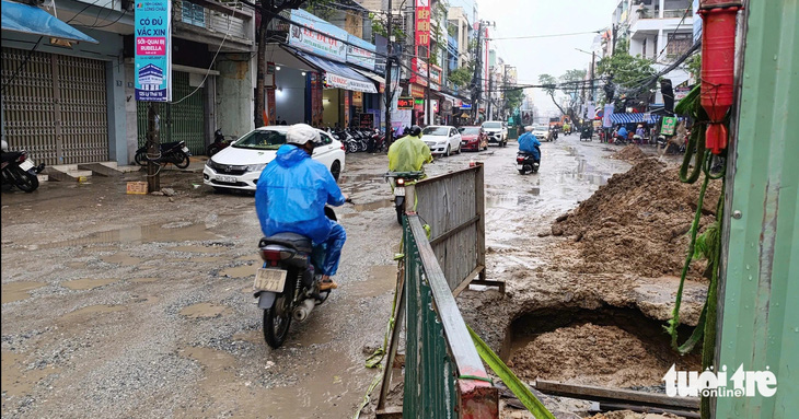 Cận cảnh con đường ở trung tâm cử tri thắc mắc vì sao làm vào mùa mưa - Ảnh 3.