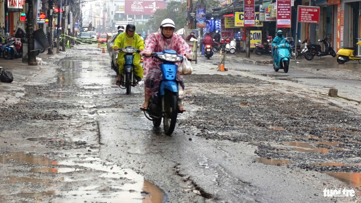 Cận cảnh con đường ở trung tâm cử tri thắc mắc vì sao làm vào mùa mưa - Ảnh 6.