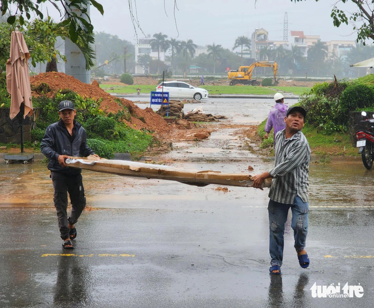 Xới tung quảng trường Phạm Văn Đồng thi công, bà con nói 'thấy đào là thấy Tết' - Ảnh 7.