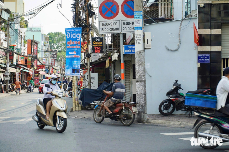 “Căng mắt” tìm bảng tên đường khi tham gia giao thông  - Ảnh 7.