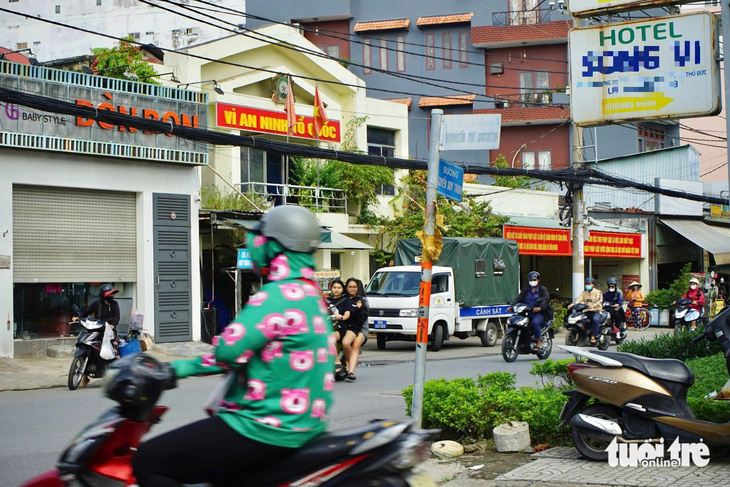 Bảng tên đường bị mờ, lạc giữa biển quảng cáo 'đánh đố' người đi đường - Ảnh 5.