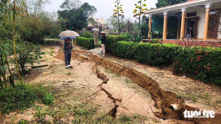 Sạt lở nghiêm trọng ở sông Rào Cùng, người dân lo sợ bị ‘sông nuốt nhà’ - Ảnh 1.